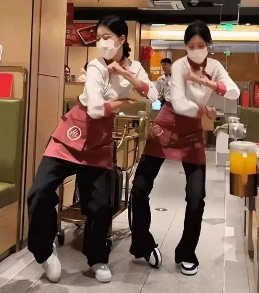 海底捞服务生跳“科目三”