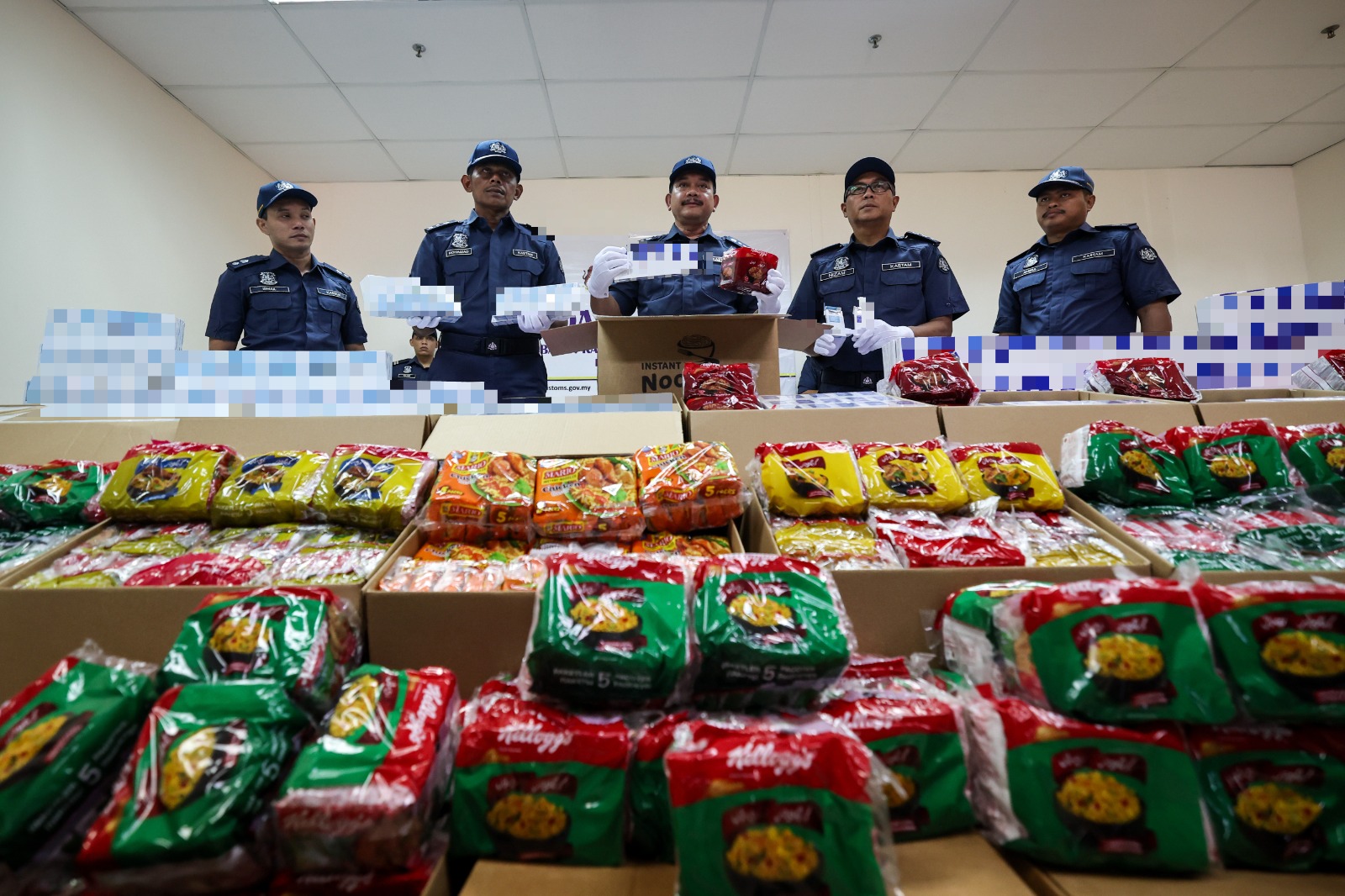 用快熟面掩盖 槟关税局起逾46万私烟