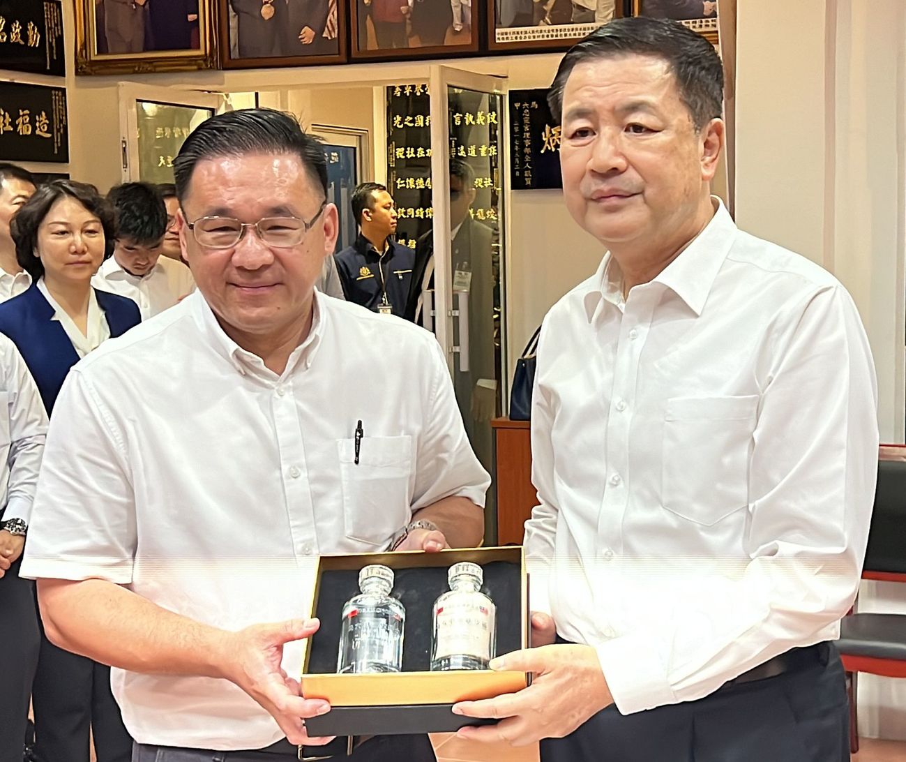 中国公安部长访鸡场街 颜天禄介绍华社发展史
