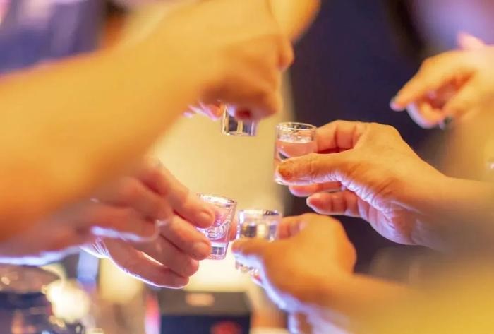 女喝白酒亡 同桌3闺密担责 法院:未尽制止、救助义务