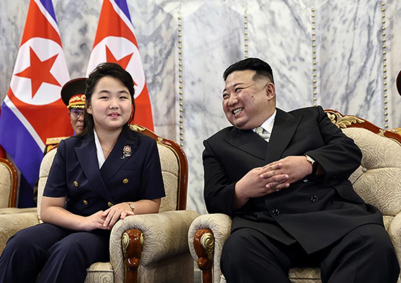 金正恩之女金主爱亮相军演 展现接班气势延续世袭政治