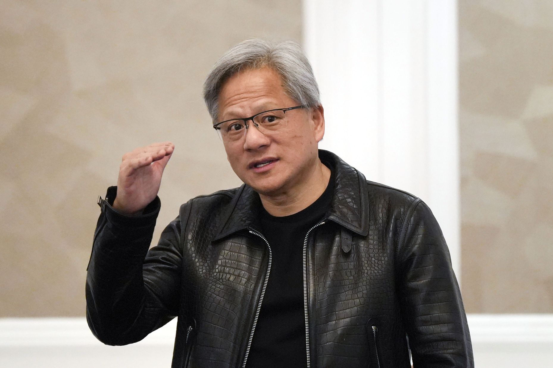 黄仁勋访马