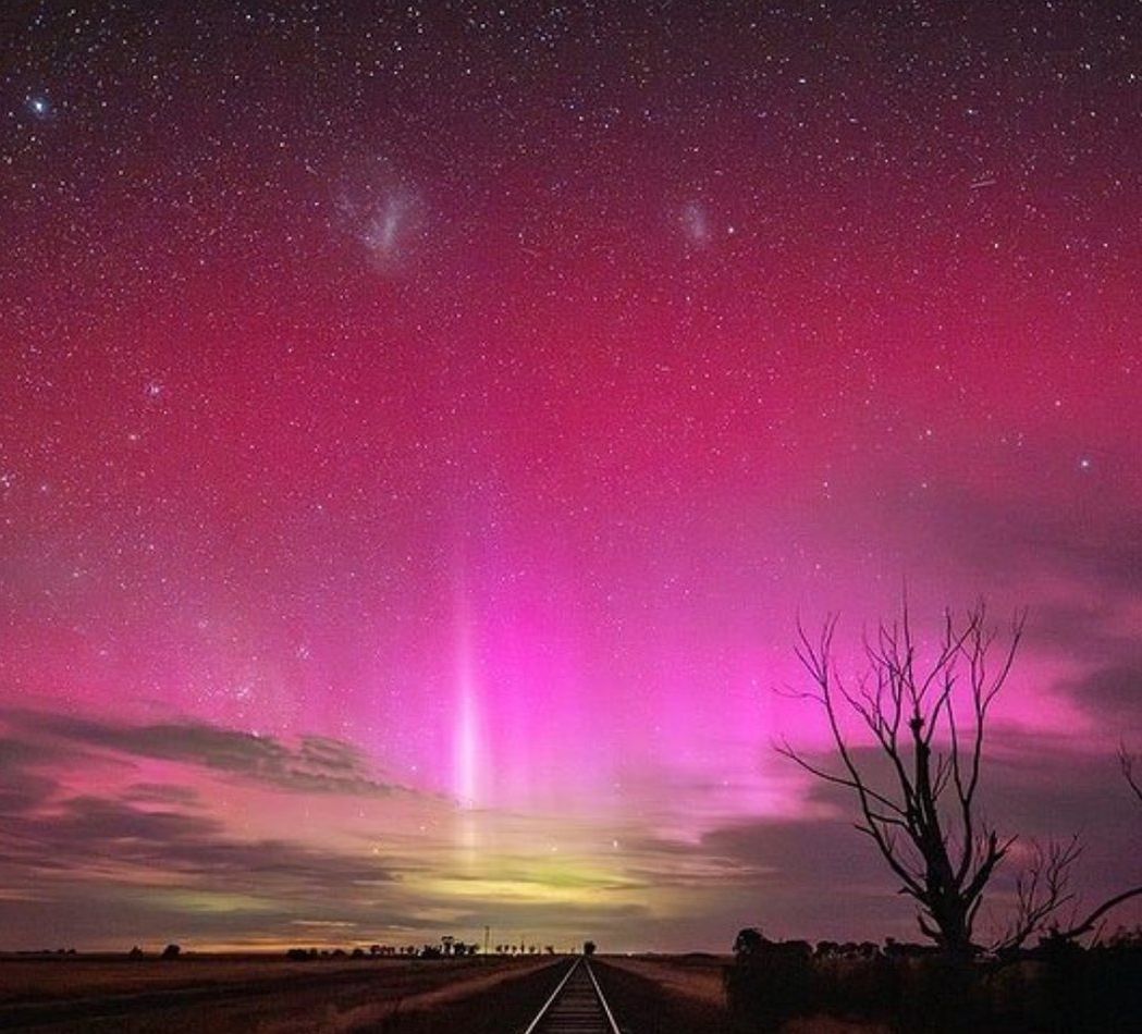 强烈地磁风暴来袭 中纬度极光大爆发