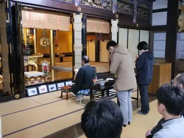 杀虫剂公司办追悼会 为蟑螂蚊子诵经