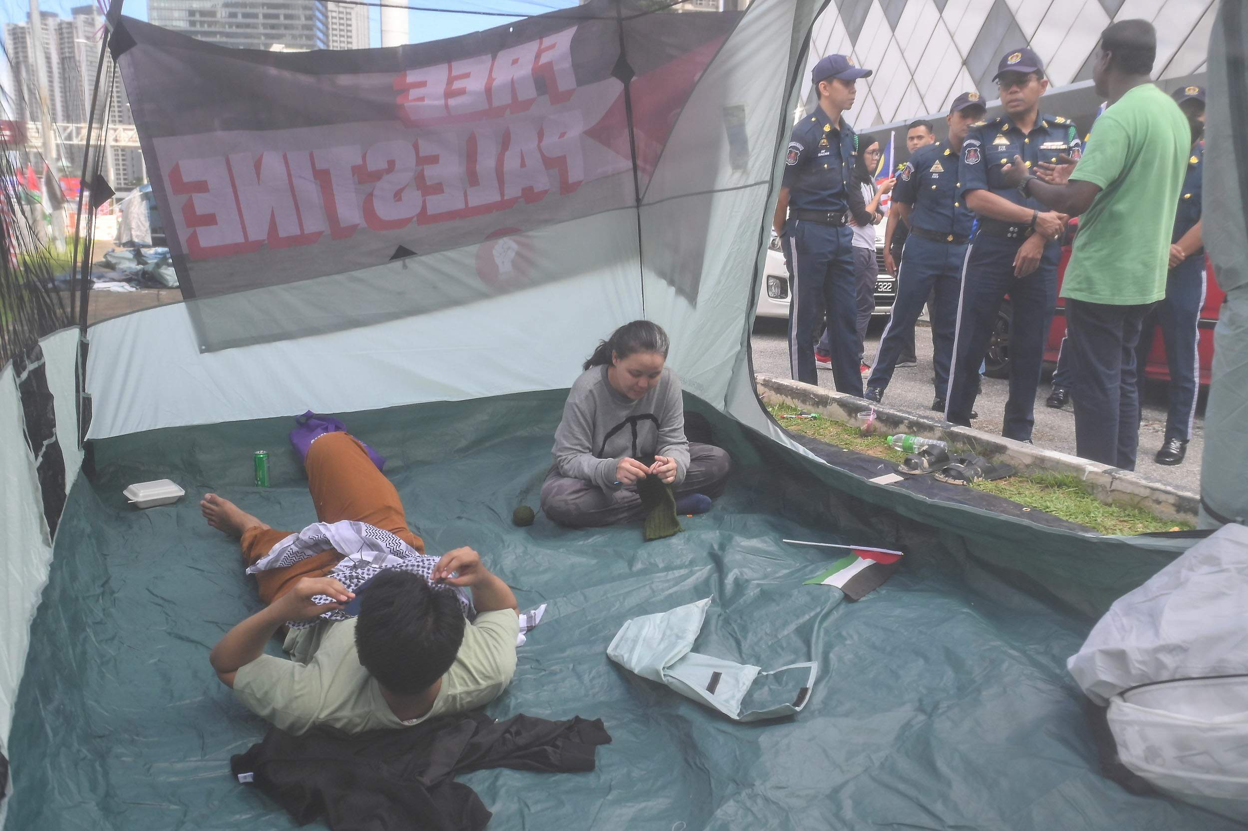 挺巴者无视警方指示 在美使馆外搭帐篷