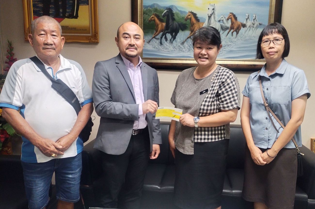 巴音村华小精明课室 获远东地产赞助互动机