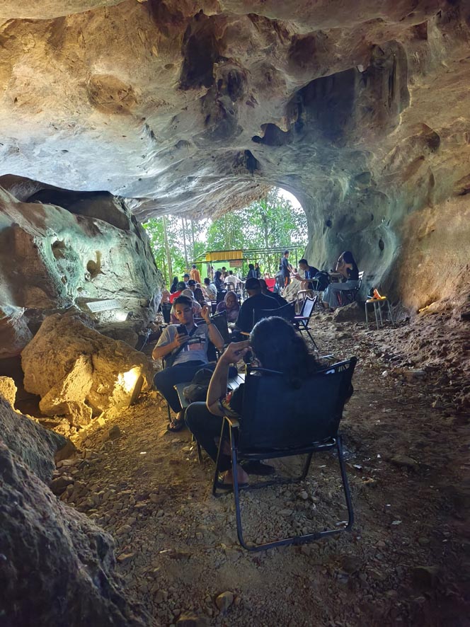 天然洞穴咖啡館  清涼通風舒爽