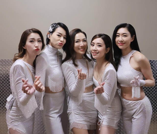 李施嬅美国开唱 未婚夫爱相随首度公开合照