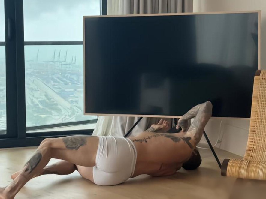 小贝穿内裤修电视  妻子调侃电工来了