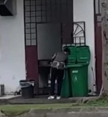员工用垃圾桶浸泡碗碟 网民:看到就想吐