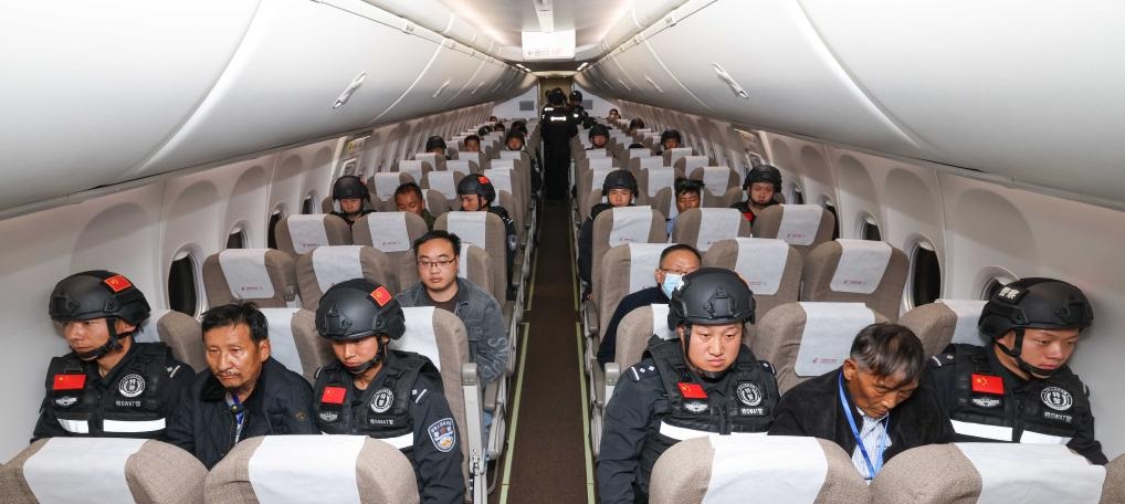 公安左右押解白所成机舱照曝光