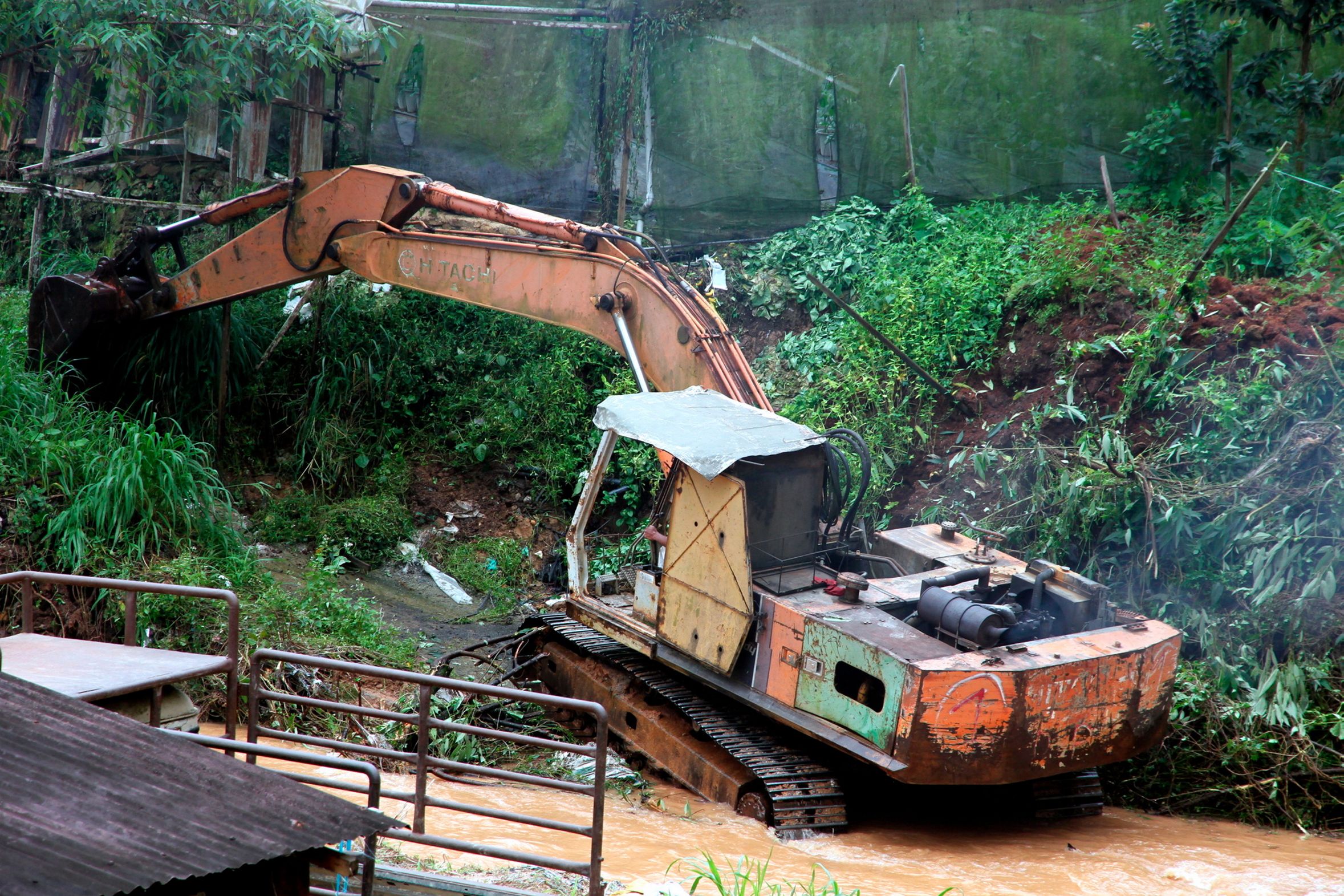 金马仑蓝谷土崩 持续降雨引起