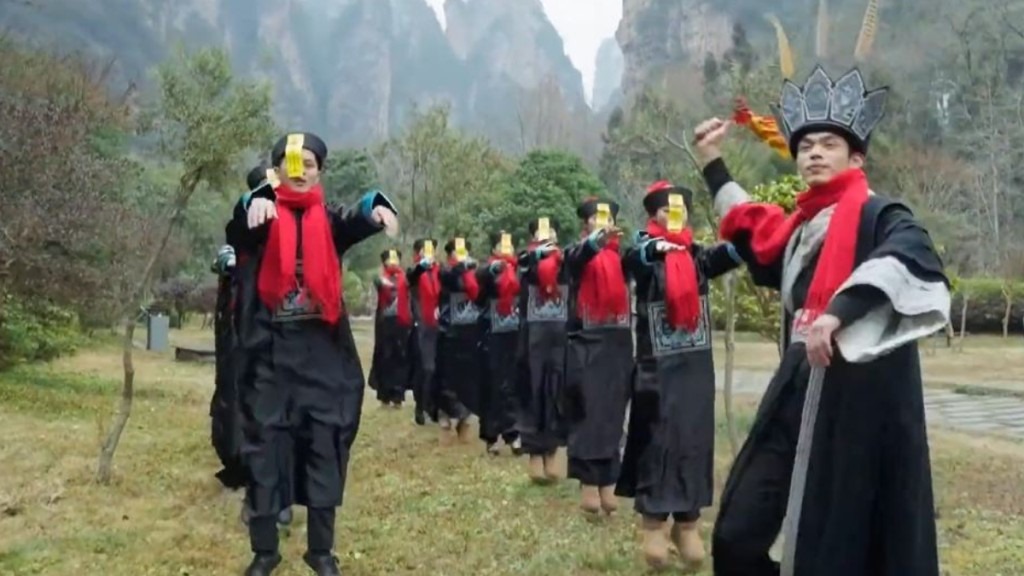 向林正英致敬? 张家界景点出动“僵尸”宣传