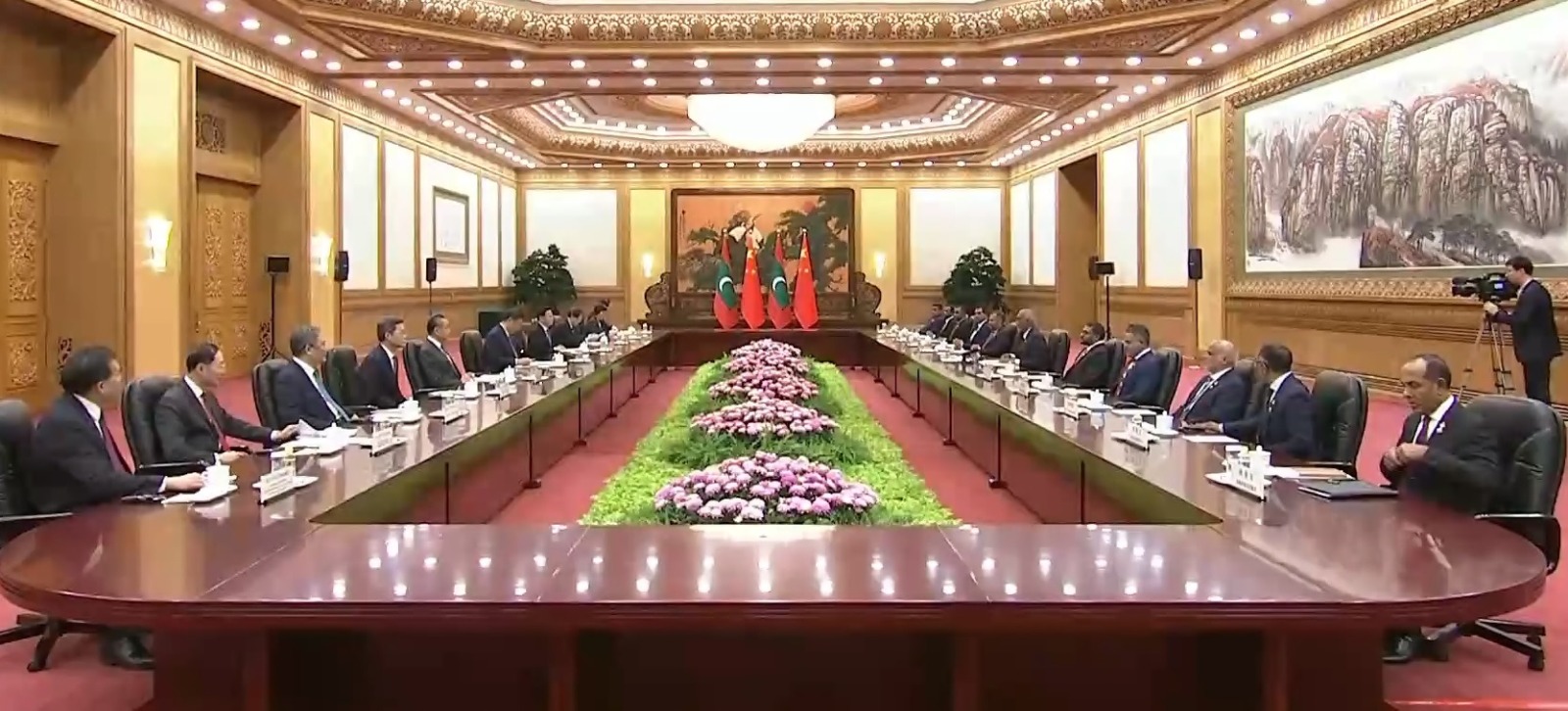 习近平晤穆伊兹 中国马尔代夫关系迈新台阶