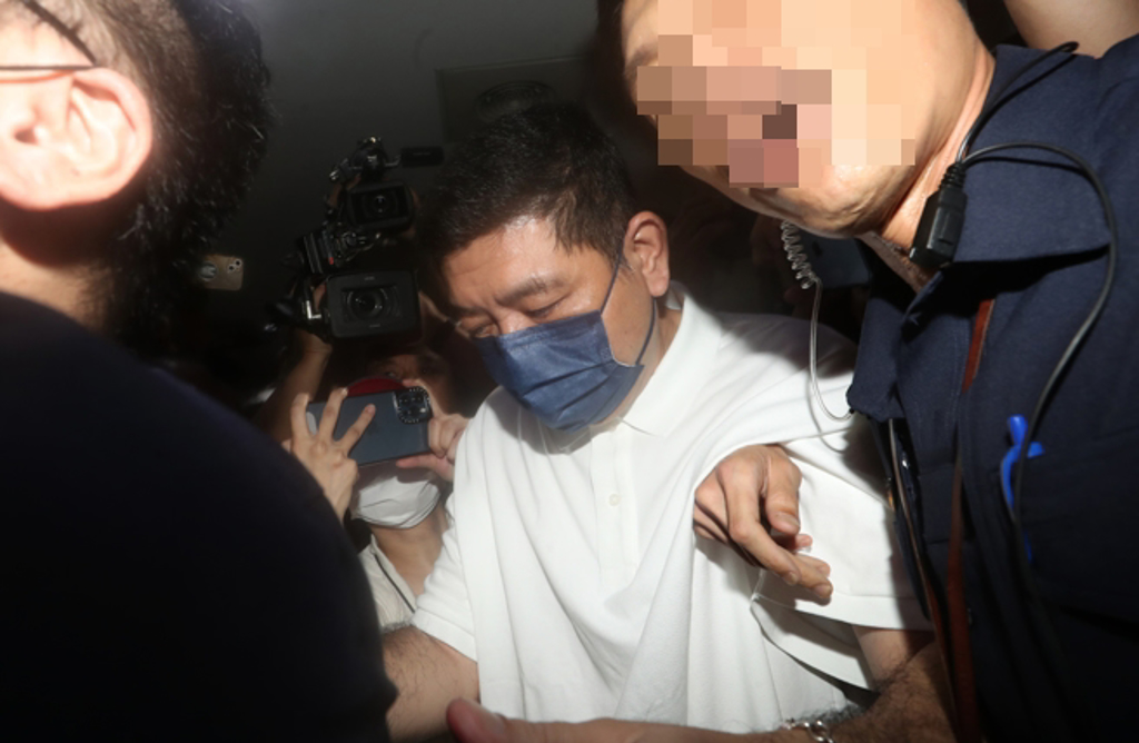 NONO无套硬上 小红老师再爆4新受害者