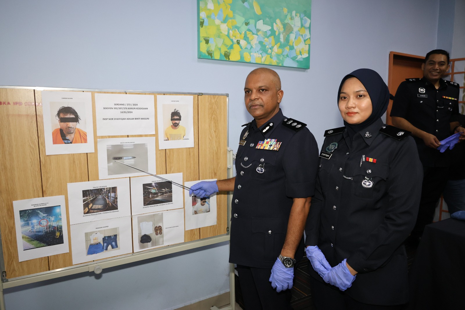 女子天桥遭劫财劫色