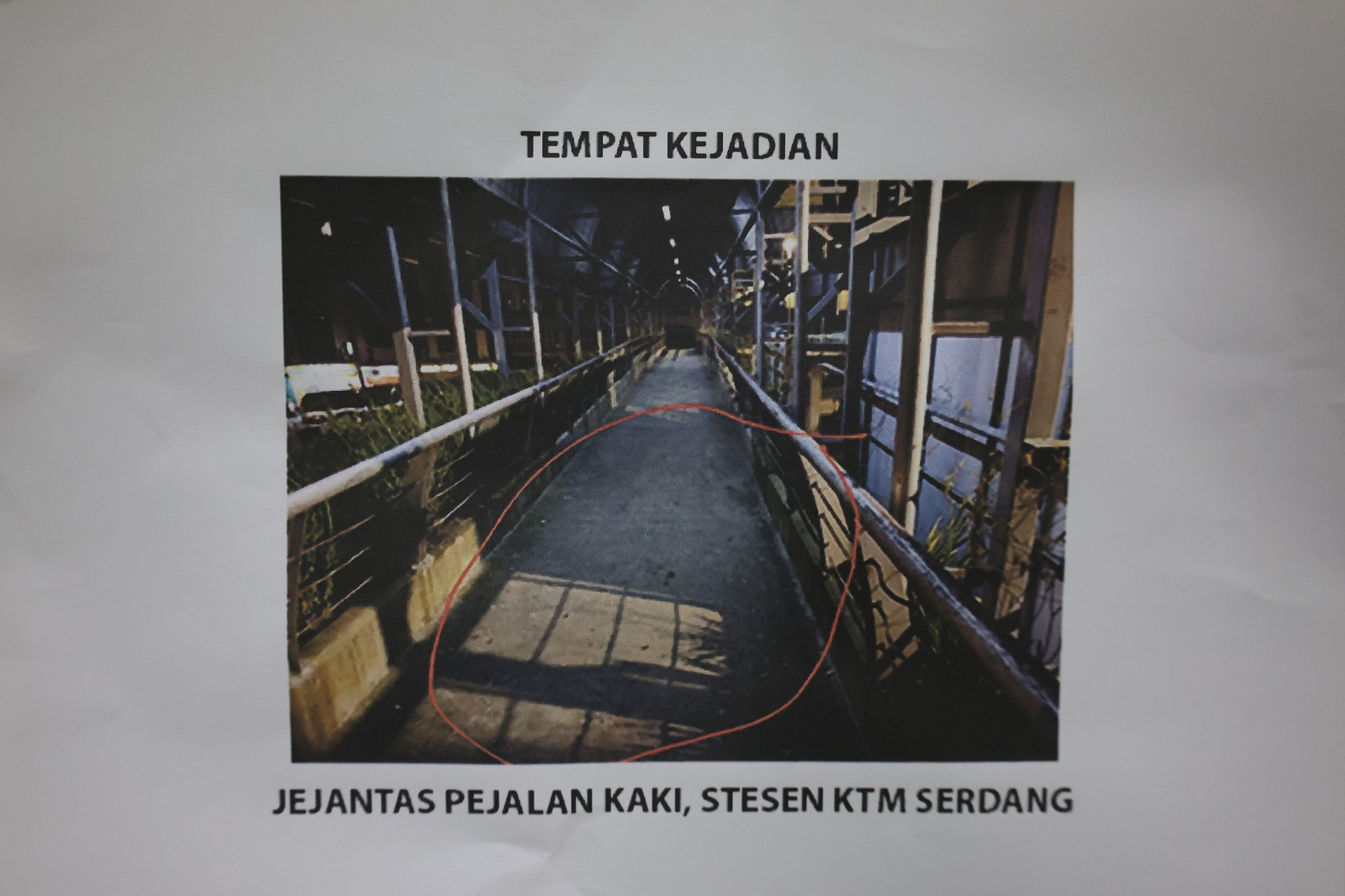 女子天桥遭劫财劫色