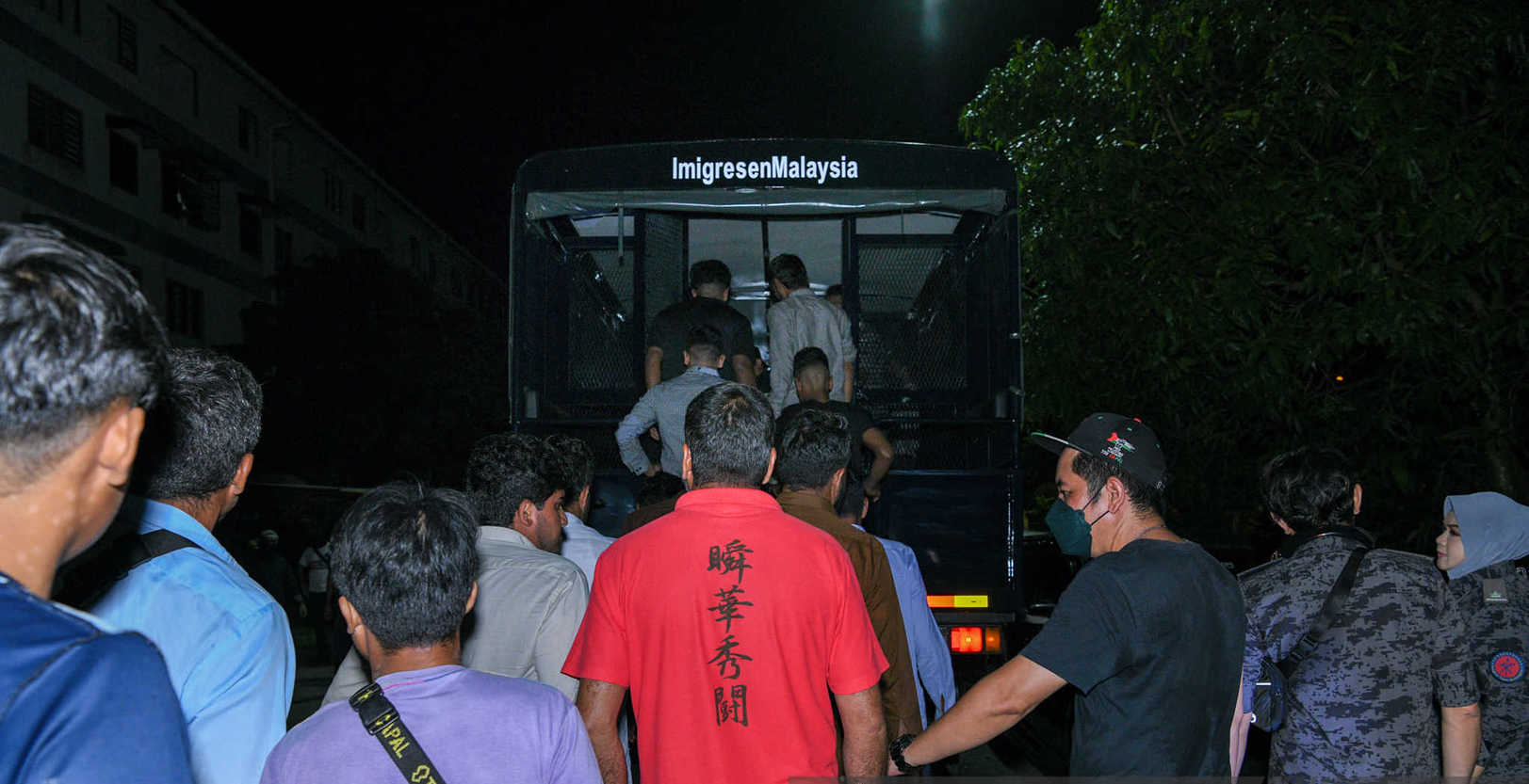 移民局突击逮106非法移民