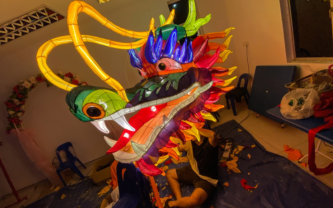 亚娄老街添新景点 玻中总自制巨龙迎春