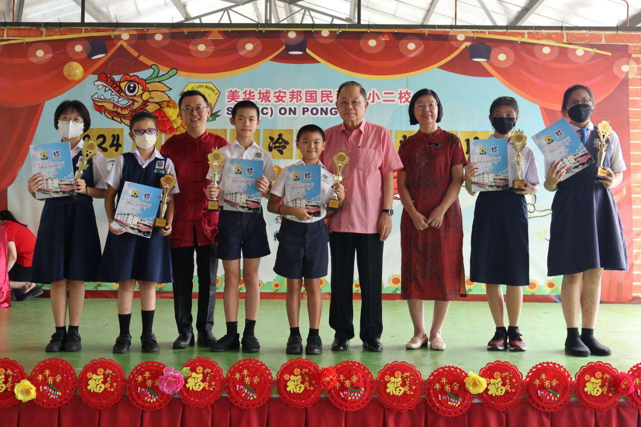 乌冷县华小挥春赛 发扬传统文化书法艺术