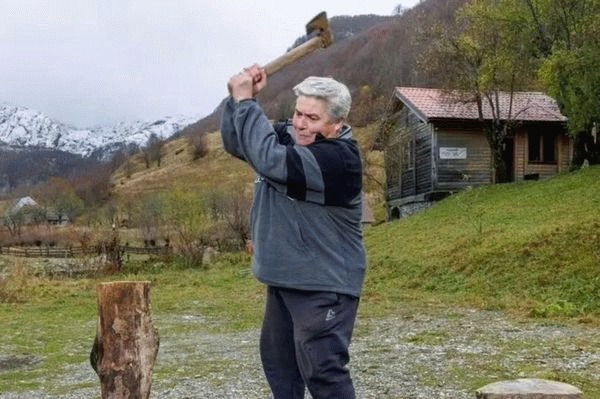 拒绝15次求婚 58岁女子坚持当处女