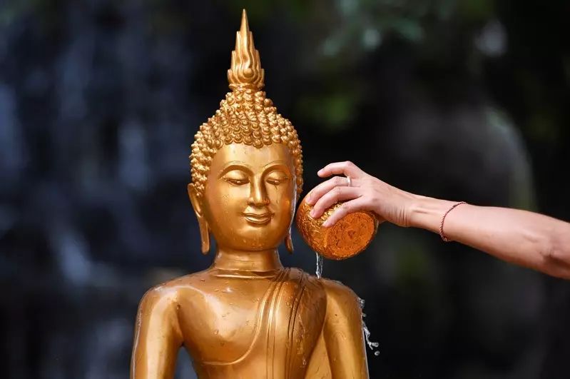 疑吸毒攻击僧侣砸佛像 泰男坠于佛像尖头遭刺死