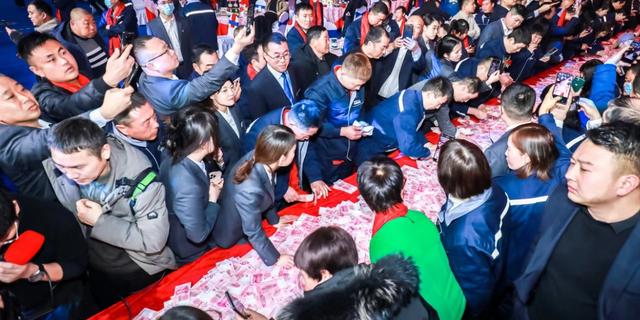 超霸气公司发6694万年终奖金 员工能数多少拿多少