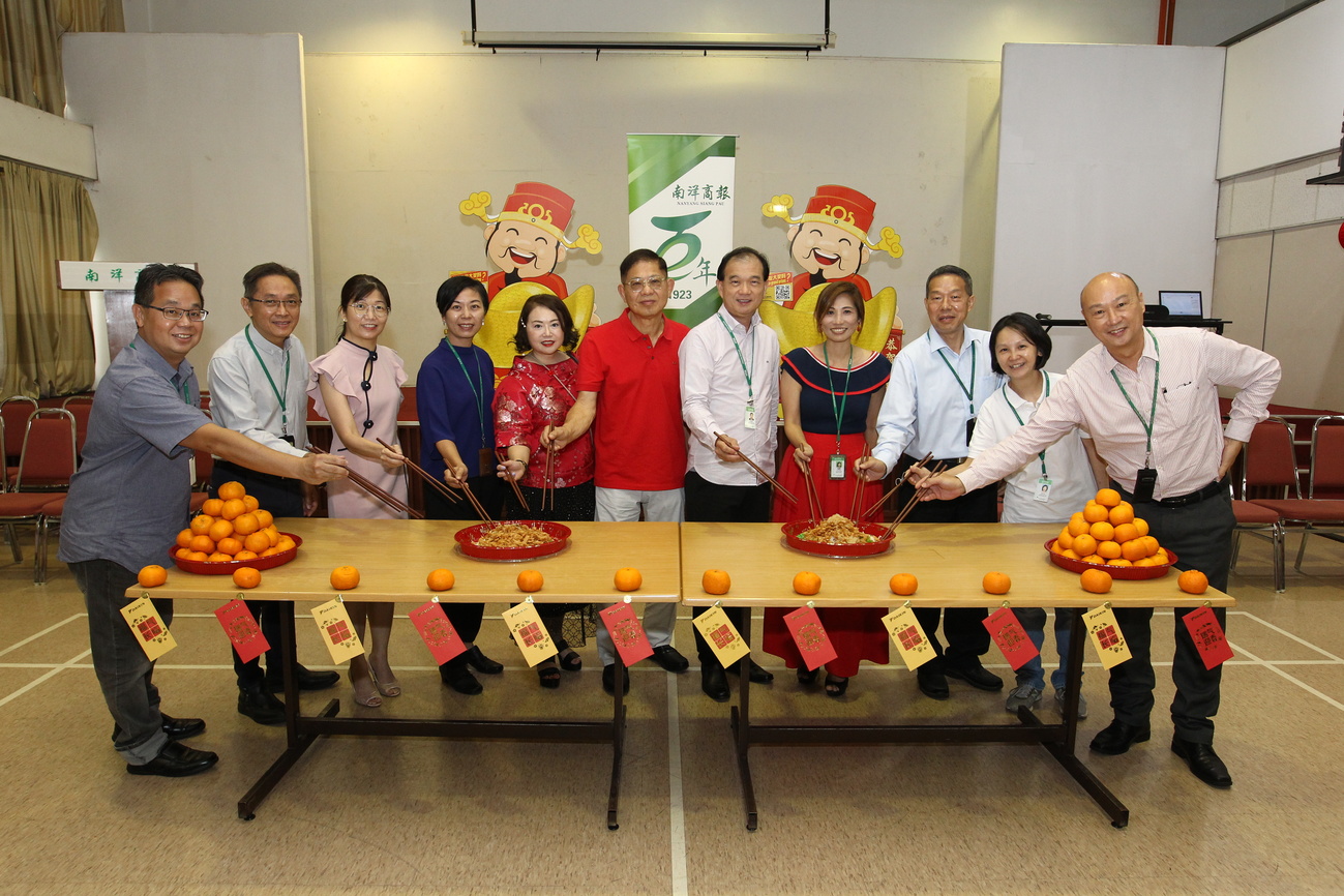 陈振发赠2金猪祝贺 本报新春茶会慰劳同事