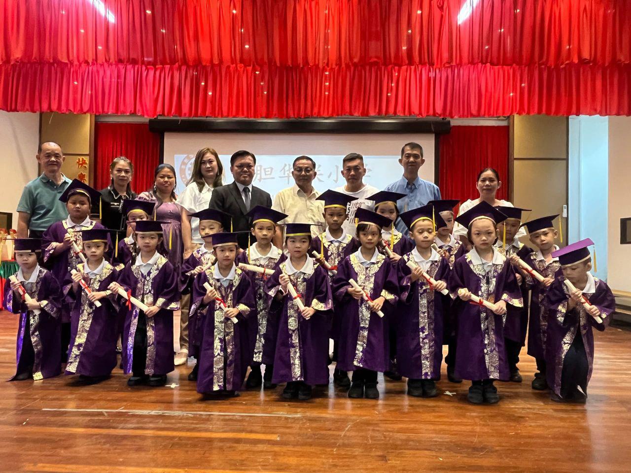 吉胆岛华联小学毕业礼 王木材勉励学生努力学习
