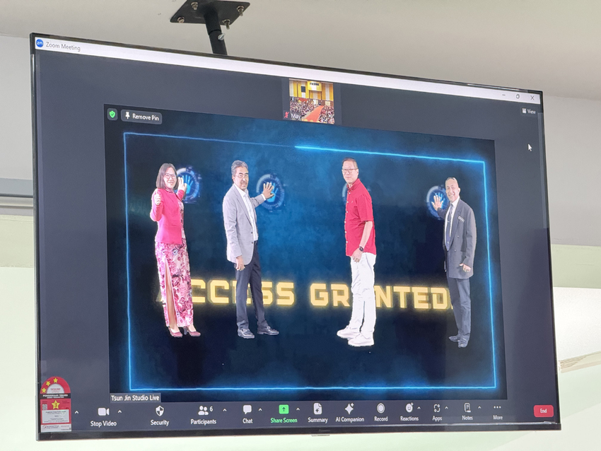吉隆坡循人华小团拜 广播室启用惠利师生