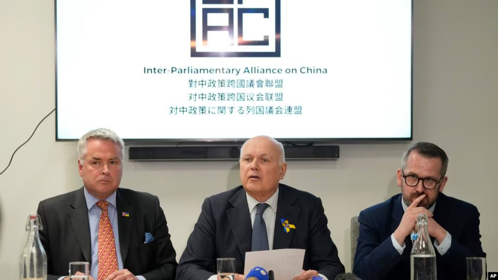 4000万选民册遭网攻 英外长:曾与王毅交涉
