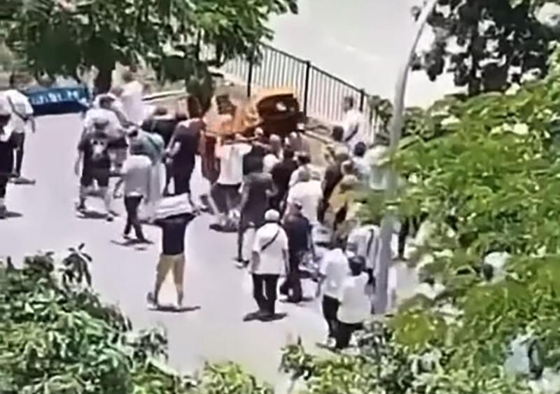 送殯親友抬棺扁擔斷　棺木墜地嚇壞眾人