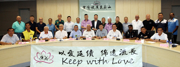 吉隆坡广东义山吁主家 清明交错拜祭避塞车