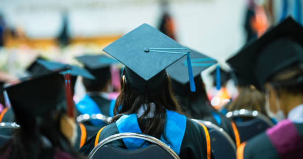 研究:49%毕业生难匹配 高学历做低薪工