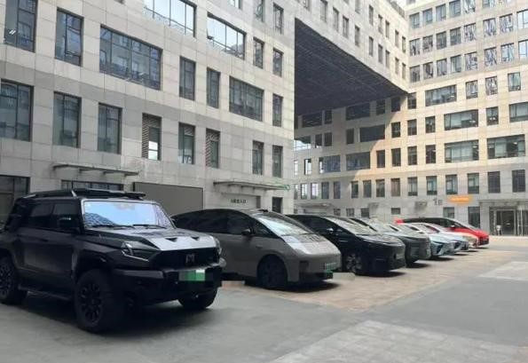 CEO稱要賣豪車換新能源車 360總部外變小型“車展”