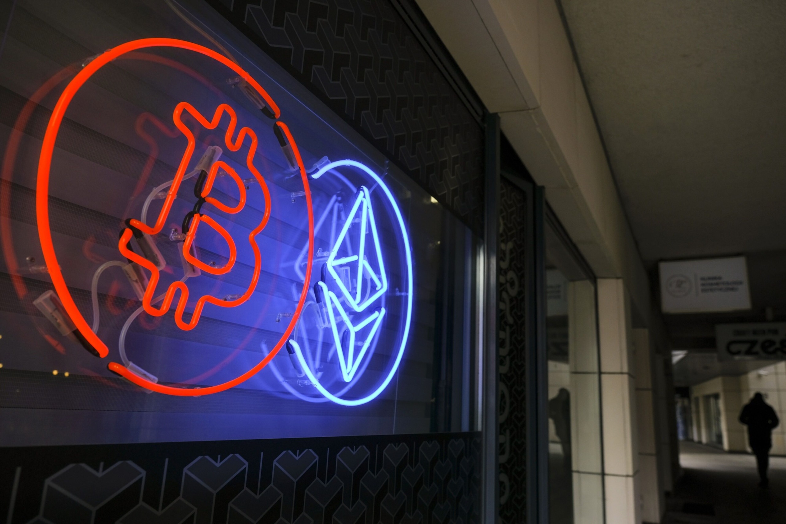 香港初步批准ETF 比特币以太币飙高