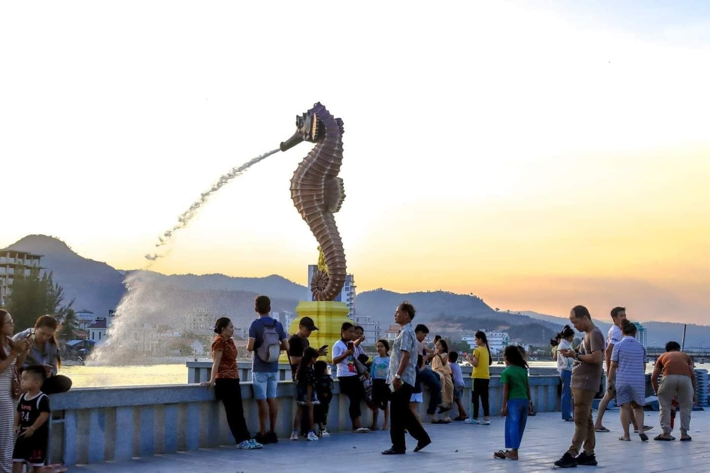 柬埔寨新地标 喷水海马似新加坡鱼尾狮