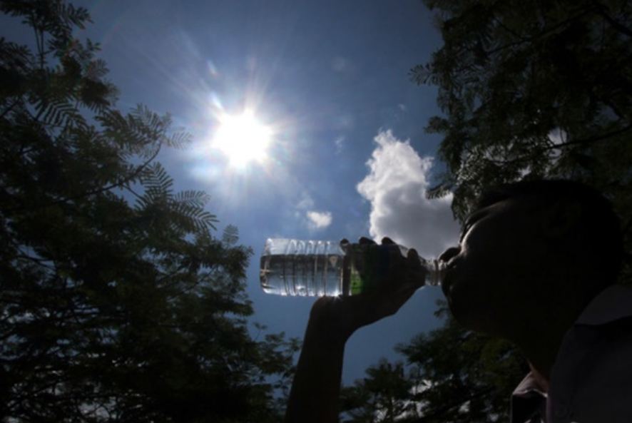 高温 热浪 大热天 大太阳 喝水 炎热