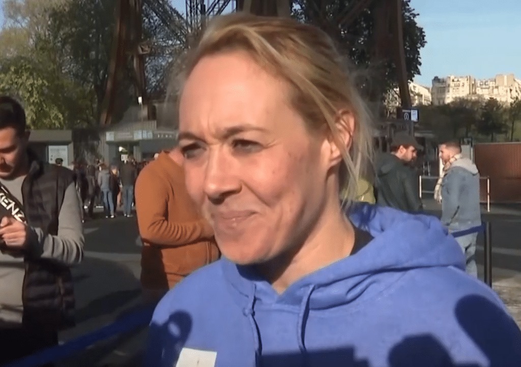 垂直绳索攀爬巴黎铁塔 法国女运动员破世界纪录