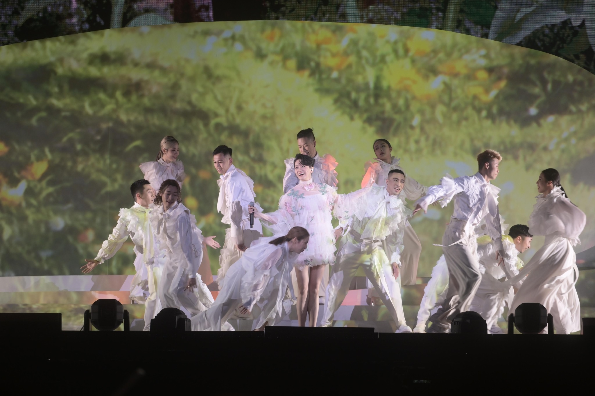 梁咏琪首登小巨蛋开演唱会 花海场景遭批像“告别式”