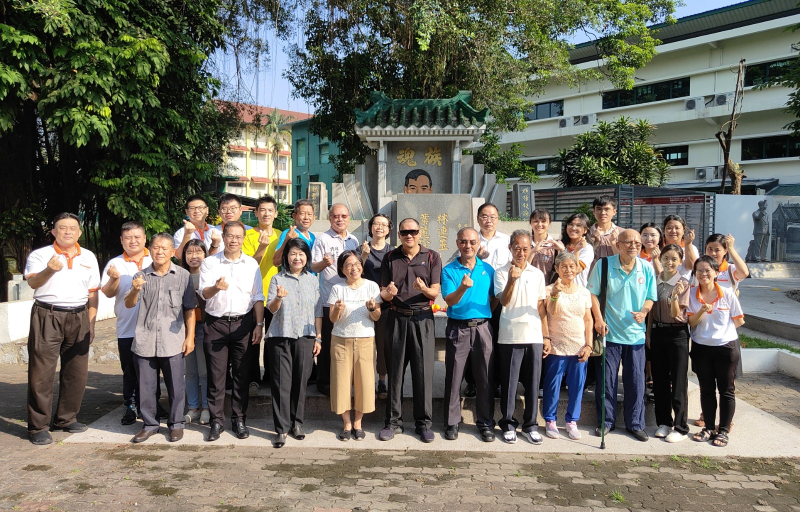 基金董事会与林连玉家属 清明扫墓祭族魂