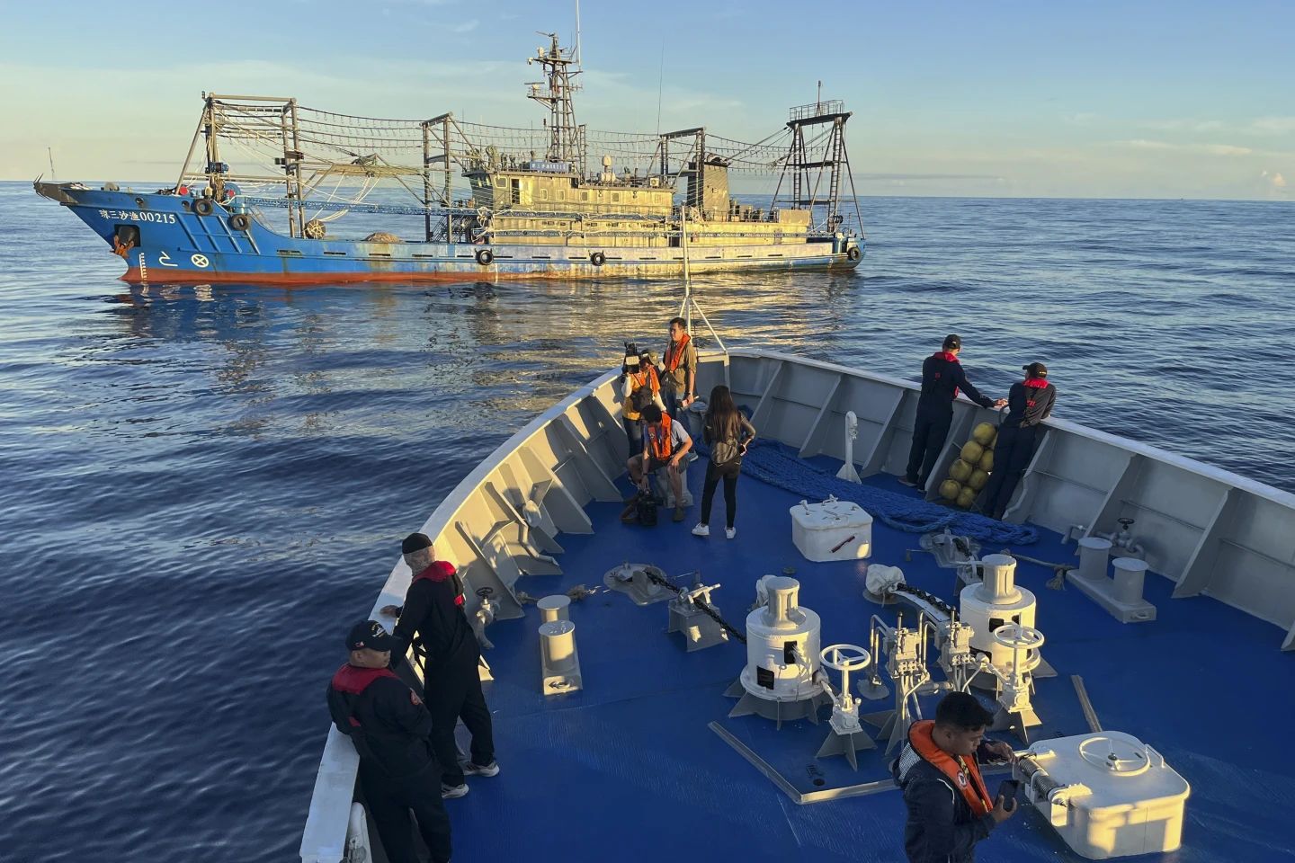 中国疑在南海造人工岛 菲律宾派船监控仙宾礁