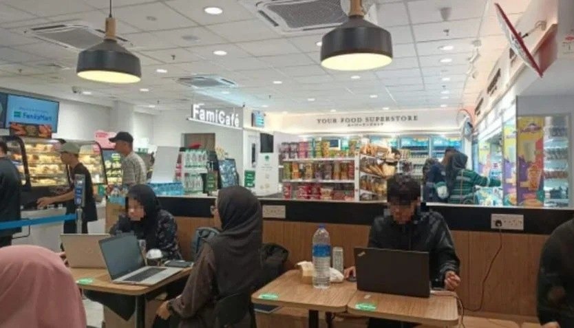从麦当劳转移 学生霸占便利店桌椅做作业