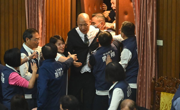 韩国瑜22字回应立法院冲突 网友力挺:院长加油