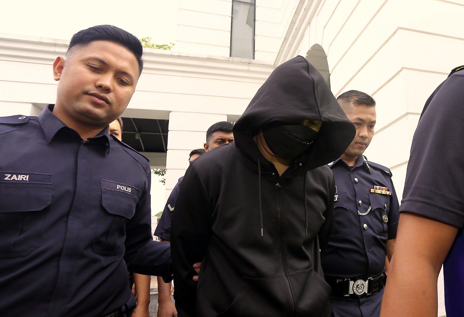 警官疑撞死中学生案 被告全身黑上庭受审