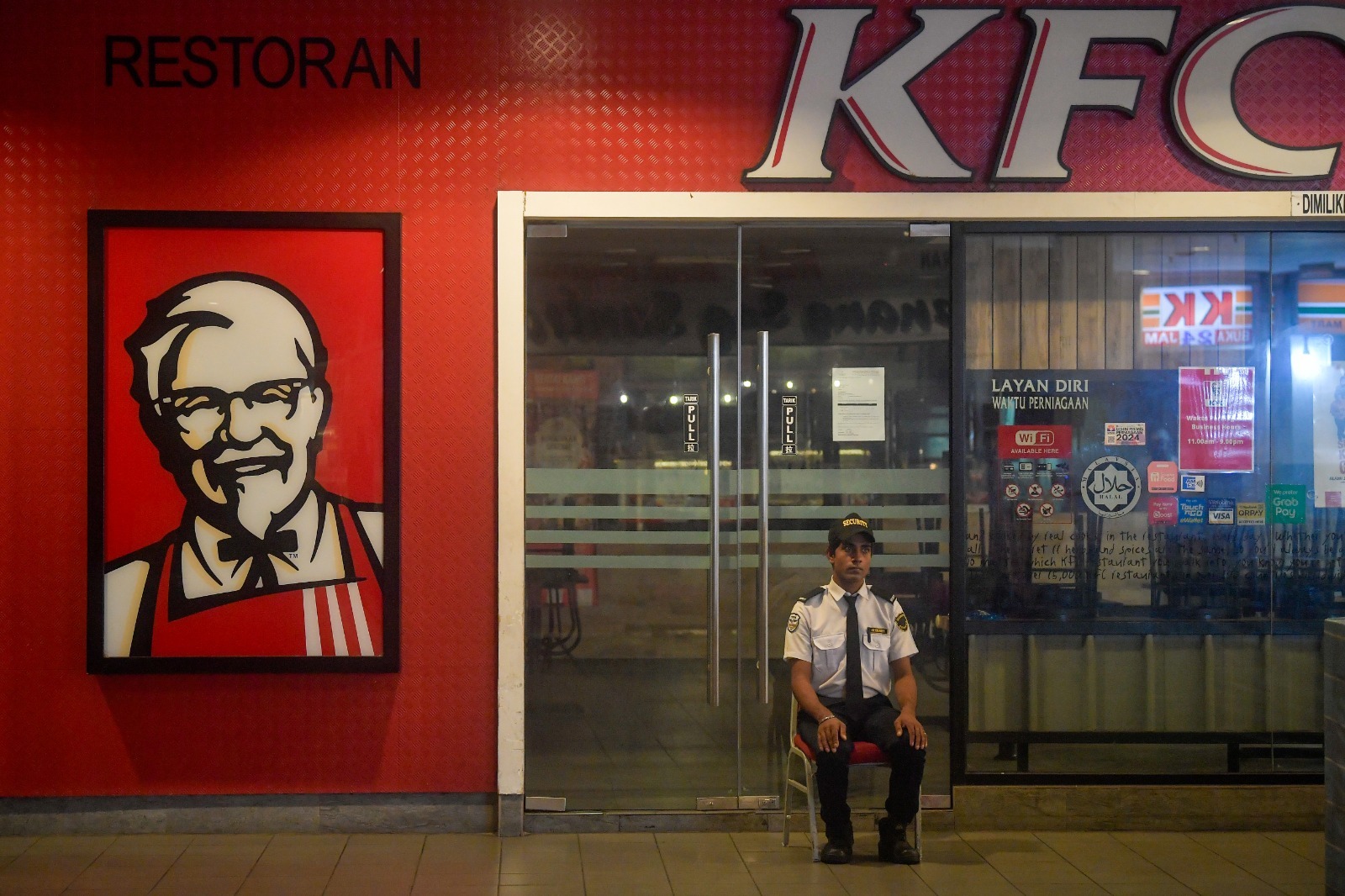 逾百间KFC暂关闭 现场“静鸡鸡”