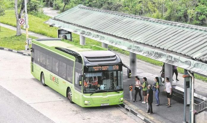 有人逃车资·车长不开车 乘客困巴士40分钟