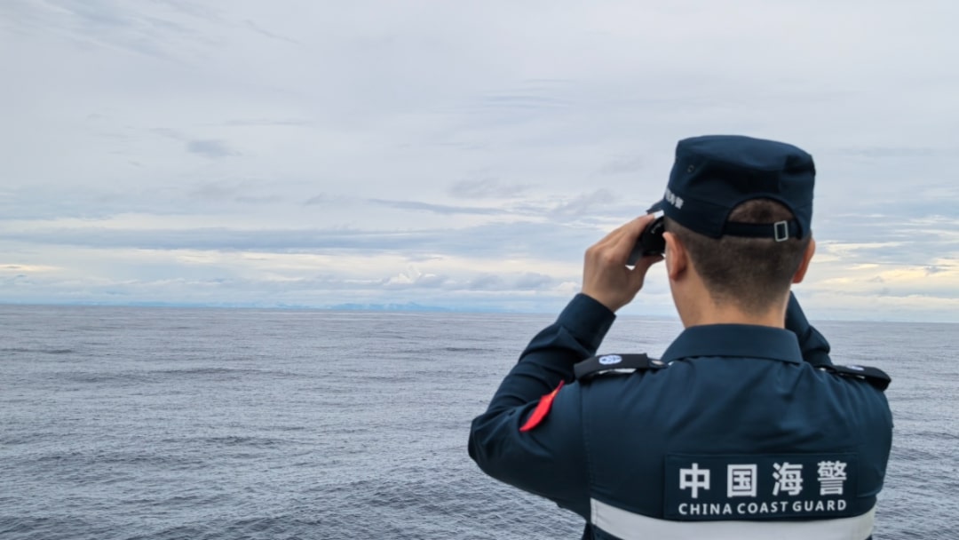 中国海警执法员观察台岛（中国海警微信公号）