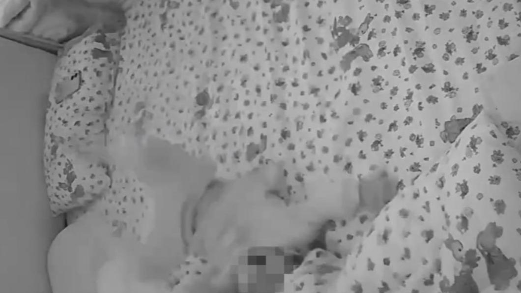 遭保姆暴力扔床 幼童瞬间被甩飞