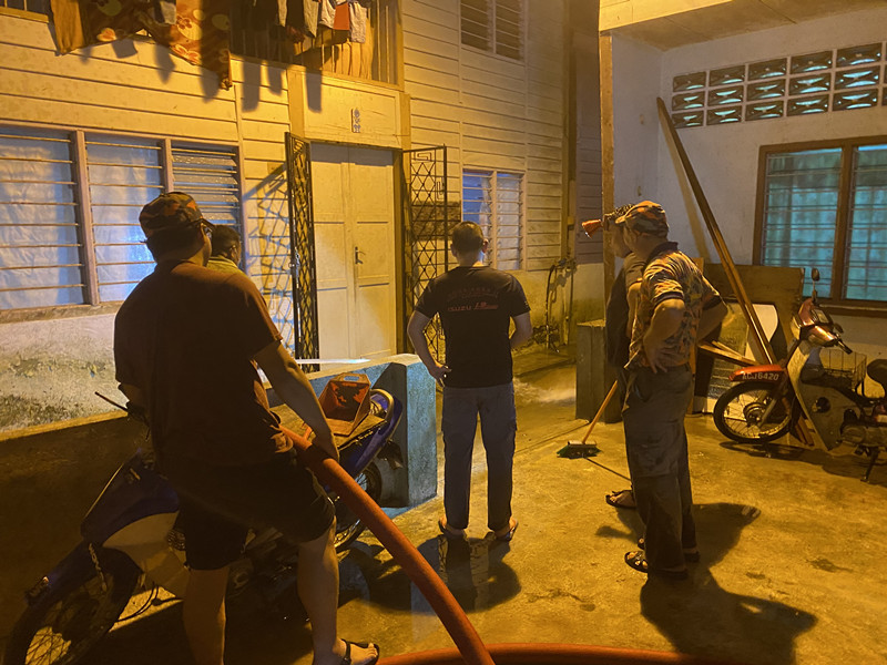 直冷甲自愿消防队 自愿警卫队 清理 水灾现场